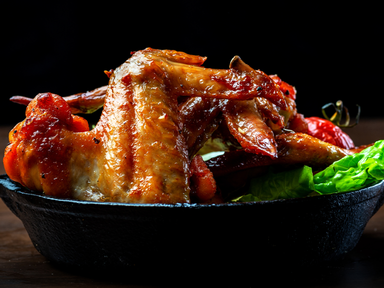 Plato de alitas de pollo preparadas con Salsa Inglesa Crosse &amp; Blackwell