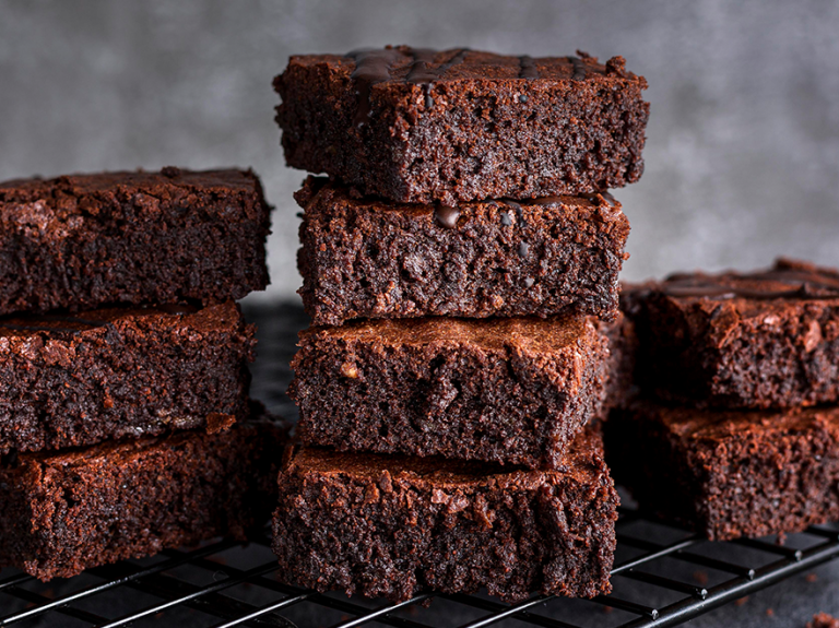 Nueve brownies apilados sobre regilla de enfrianmiento