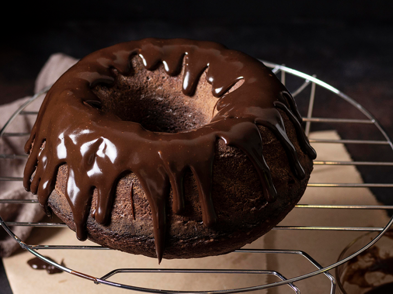 Pastel de chocolate elaborado con Carlos V troceado