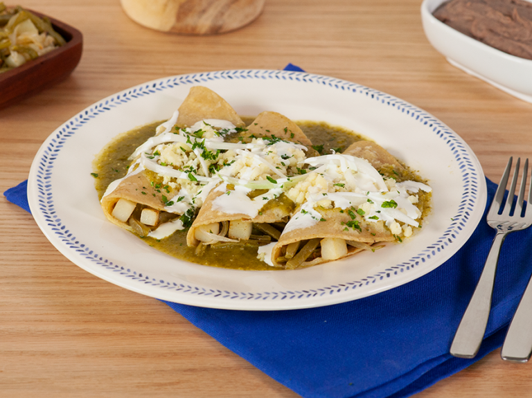 Plato de enchiladas verdes con papas y nopales