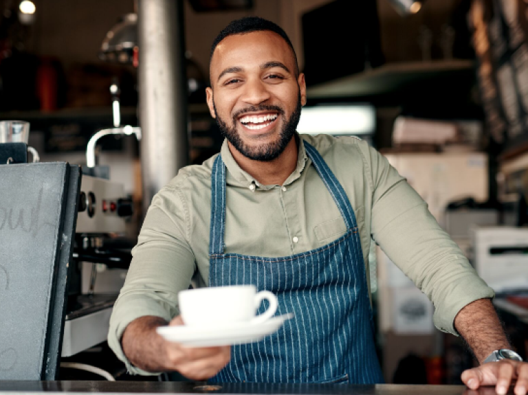 Joven atendiendo su cafetería