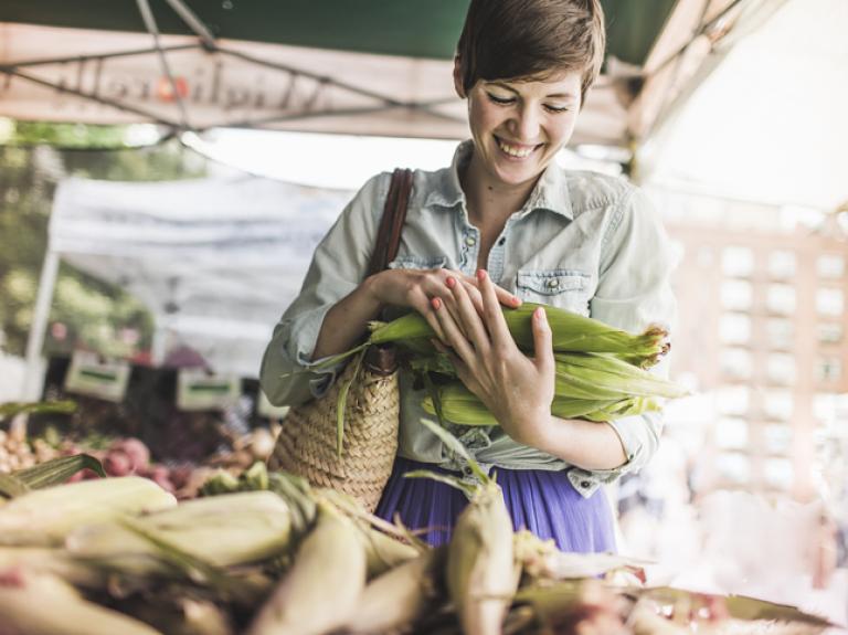 Mujer eligiendo productos de un mercado local