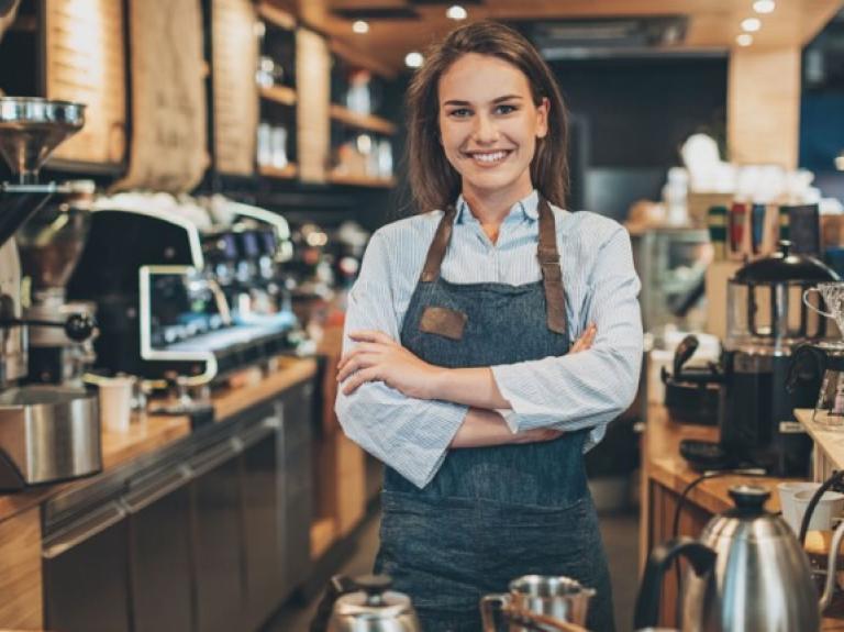 Mujer atendiendo su cafetería