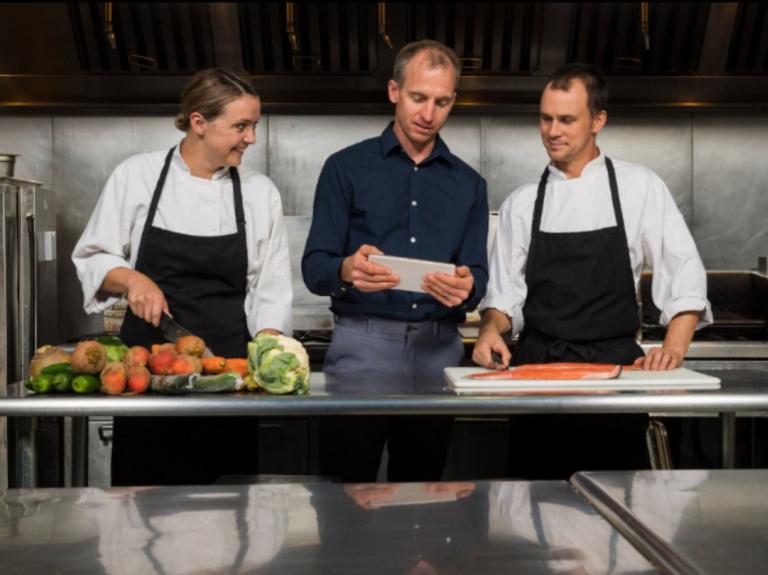 Chefs y gerente de inventario gestionando órdenes de compra