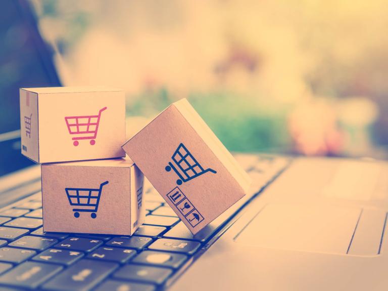 Cajas de compra sobre el teclado de un computador portátil