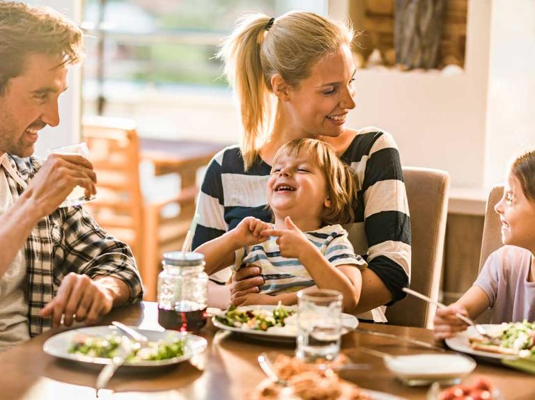 Familia disfruta de un brunch mientras celebran el día de la madre