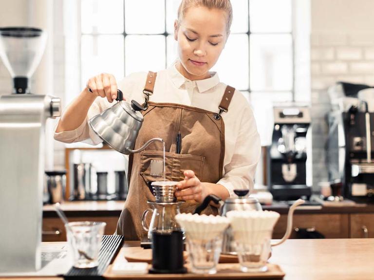 Experta en café prepara esta bebida utilizando un método de extracción de café por goteo o Drip en la cafetería