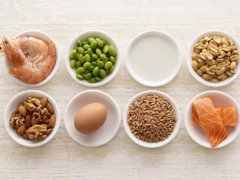 Platos con alérgenos alimentarios comunes como mariscos, soya, leche, maní, frutos secos, huevo, trigo y pescado