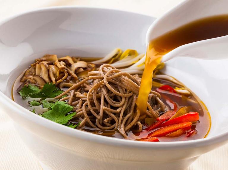 Tazón de fideos, hongos shiitake y pimientos en cado dashi, una preparación umami