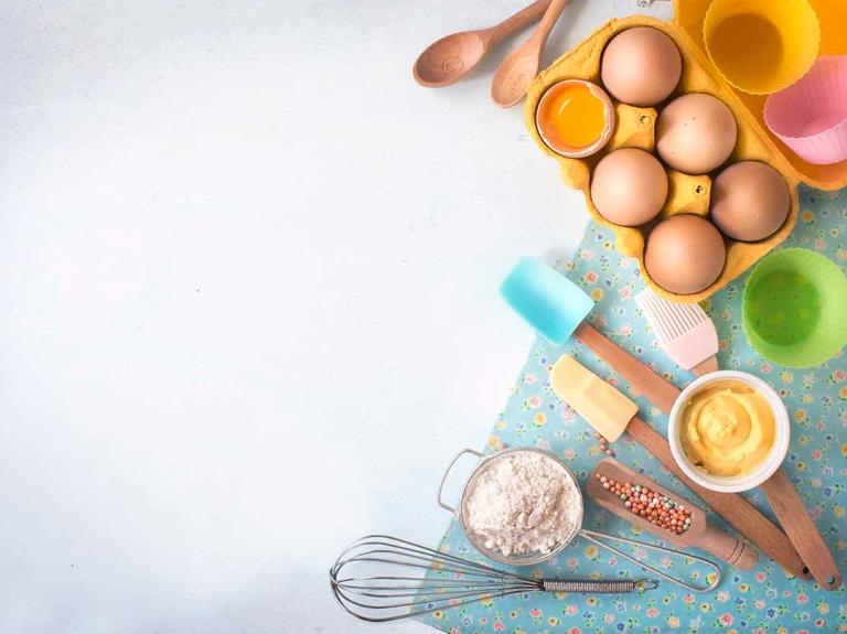 Espátulas, batidor, moldes para cupcakes, cucharas, tamiz, brocha, entre otros utensilios de repostería