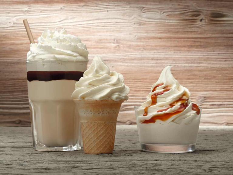 Batido con nata montada, helado en cono y en vaso con caramelo elaborados con productos lácteos