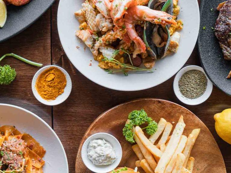 7 diferentes platillos con comidas variadas como hamburguesas, bistec, risotto, camarones, etc.