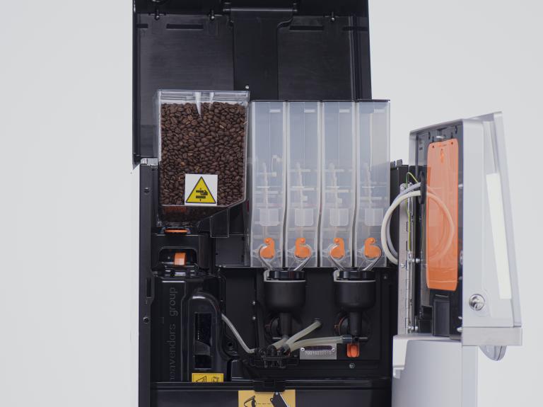 Primer plano de los 4 depósitos para solubles y 1 para 2 kg de café en grano de máquina NESCAFÉ® Fusión Grano
