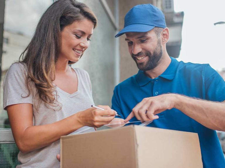 Dueña de un negocio de food service firma una planilla y recibe caja de un domiciliario