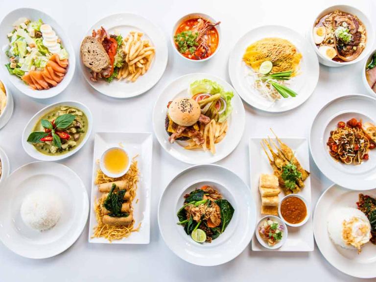 Comida mexicana, japonesa, coreana y de otros tipos de gastronomía servidas en una mesa blanca