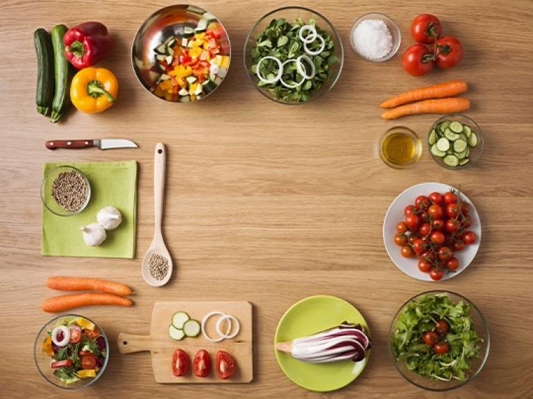 Mesa con ingredientes frescos y coloridos dispuestos ordenadamente para preparar un platillo