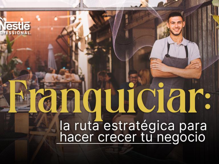 Emprendedor con delantal en la entrada de su negocio, representando el concepto de franquiciar.