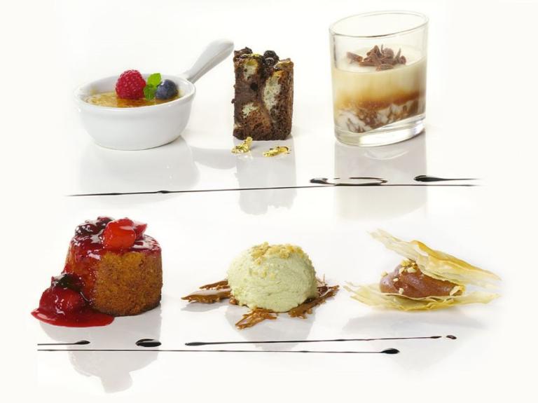 Variedad de amuse-bouche servidos en pequeñas porciones dulces con presentación gourmet.