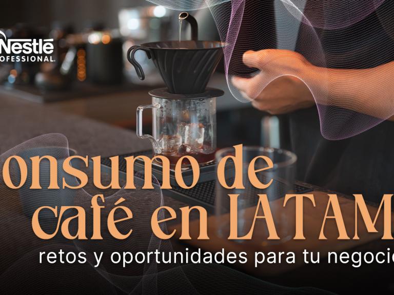 Barista preparando café filtrado en barra, representando tendencias del consumo de café en LATAM