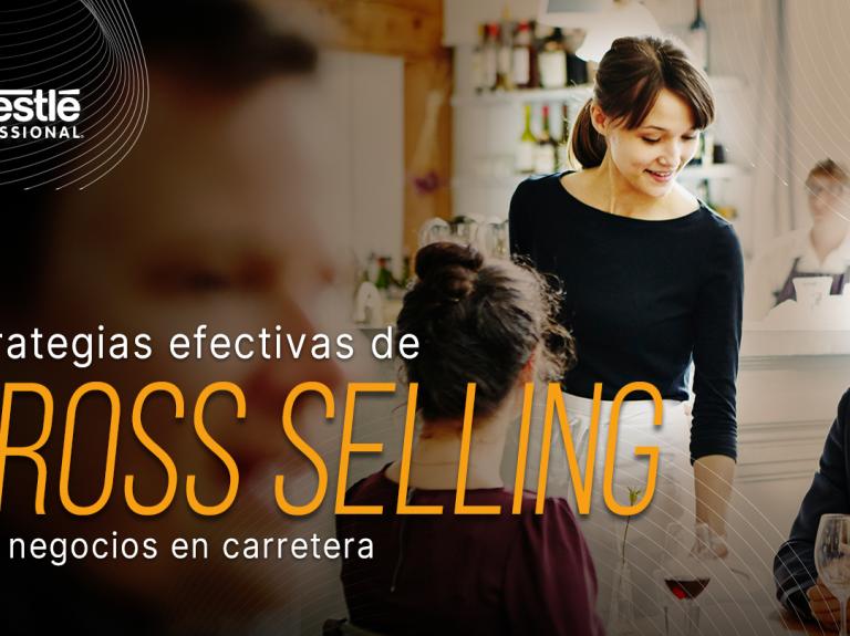Mesera atendiendo a clientes en un restaurante mientras aplica estrategias de venta cruzada.