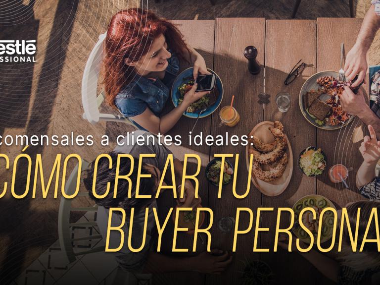 Personas compartiendo una comida en mesa, representando el análisis del perfil del cliente ideal.