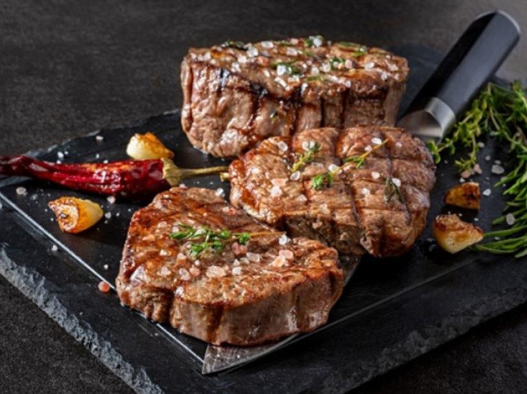 Parrilladas gourmet compuesta de tres filetes de carne.