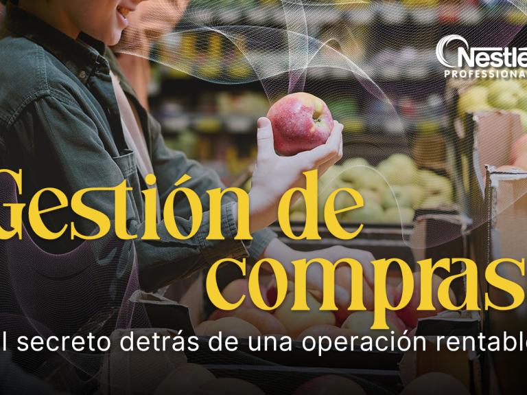 Profesional revisando y seleccionando productos frescos para el abastecimiento de un restaurante