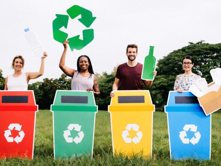  Equipo separando residuos en contenedores de colores como ideas de reciclaje para negocios gastronómicos