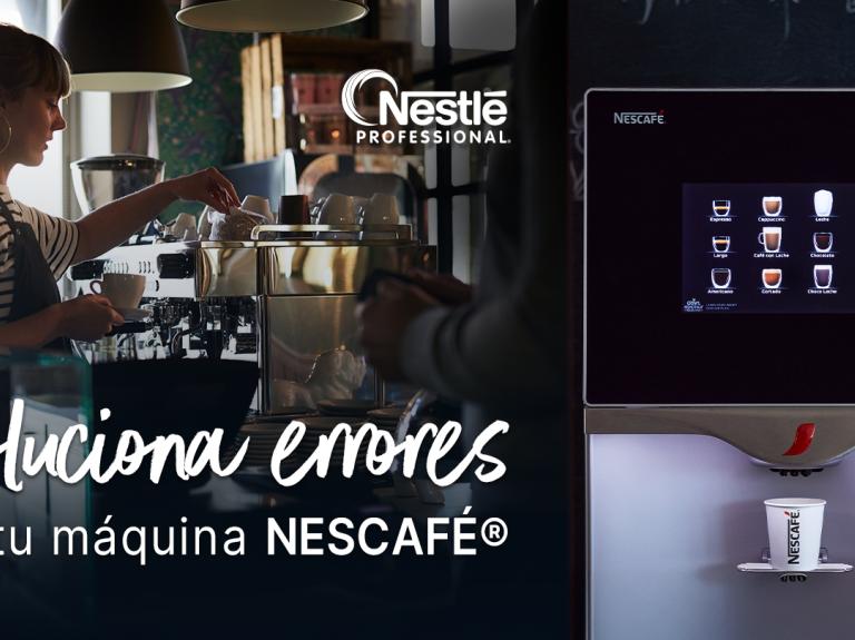 Barista opera una máquina de café, al lado la pantalla de un equipo automático en una cafetería.