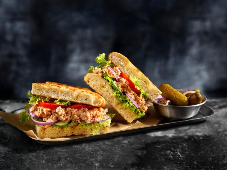 Sándwich gourmet con proteína vegetal, vegetales frescos y encurtidos, ideal para menús food service
