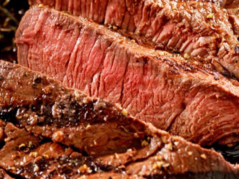 Cortes que muestran distintos términos de cocción de la carne en parrilla profesional