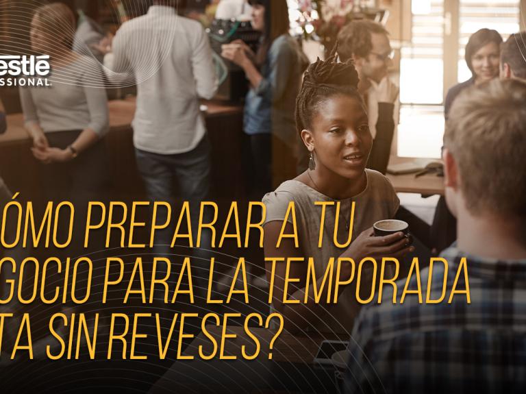Clientes conversan animadamente en la mesa de un restaurante concurrido durante un evento.