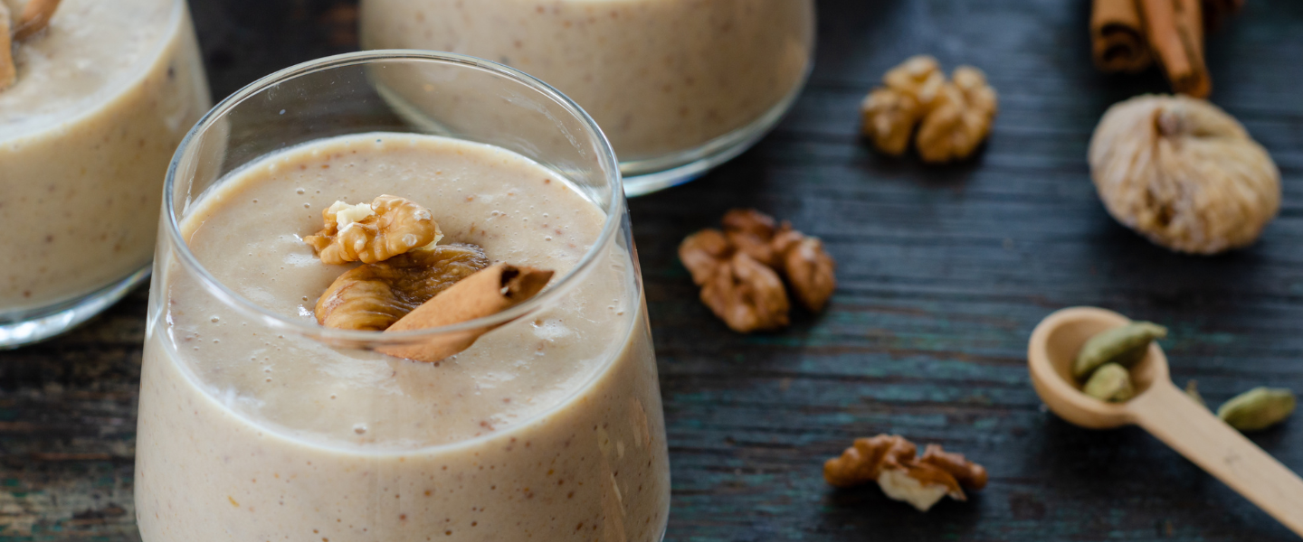 Vaso de atole de nuez con canela, elaborado con productos lácteos del proveedor Nestlé Professional