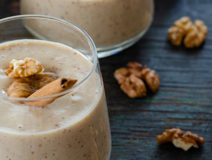 Vaso de atole de nuez con canela, elaborado con productos lácteos del proveedor Nestlé Professional