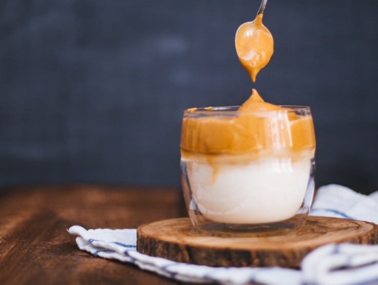 Vaso de vidrio con leche y café dalgona