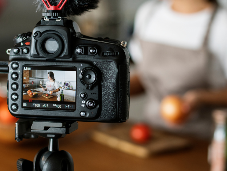 Cámara profesional tomando foto a persona en una cocina