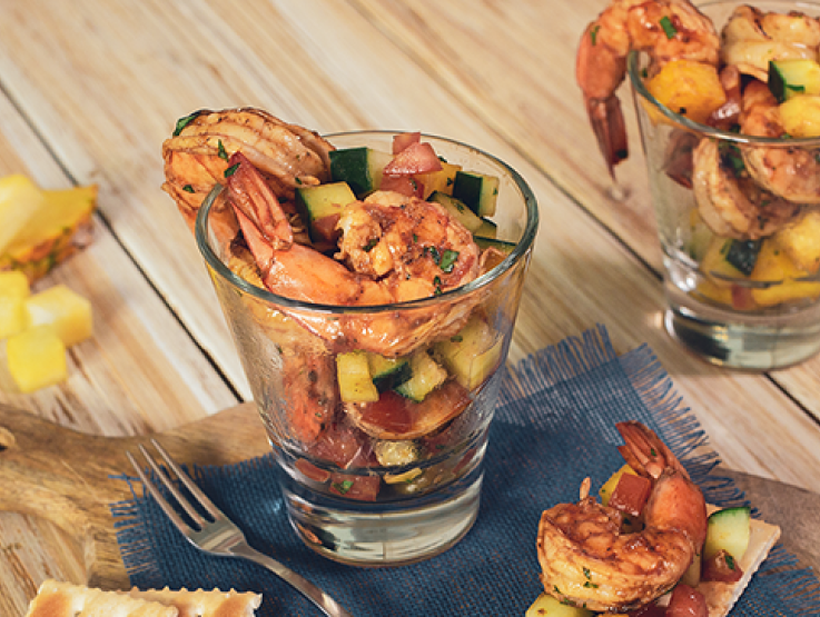Ceviche de camarones y piña acompañado de galletas, presentado por MAGGI® Foodservice.