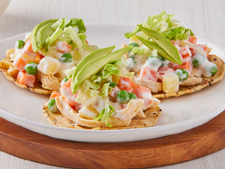 Tres tostadas con ensalada rusa con pavo