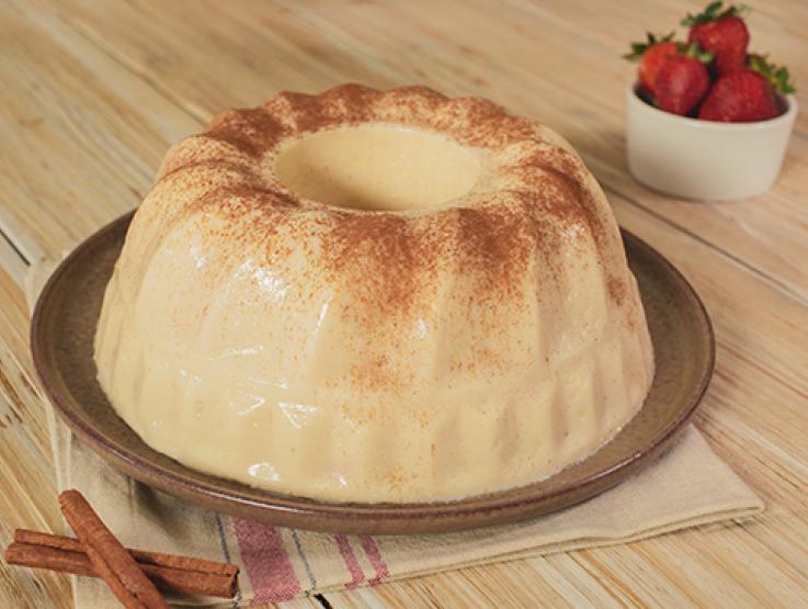 Flan de caramelo espolvoreado con canela y elaborado con productos NESTLÉ® LA LECHERA®