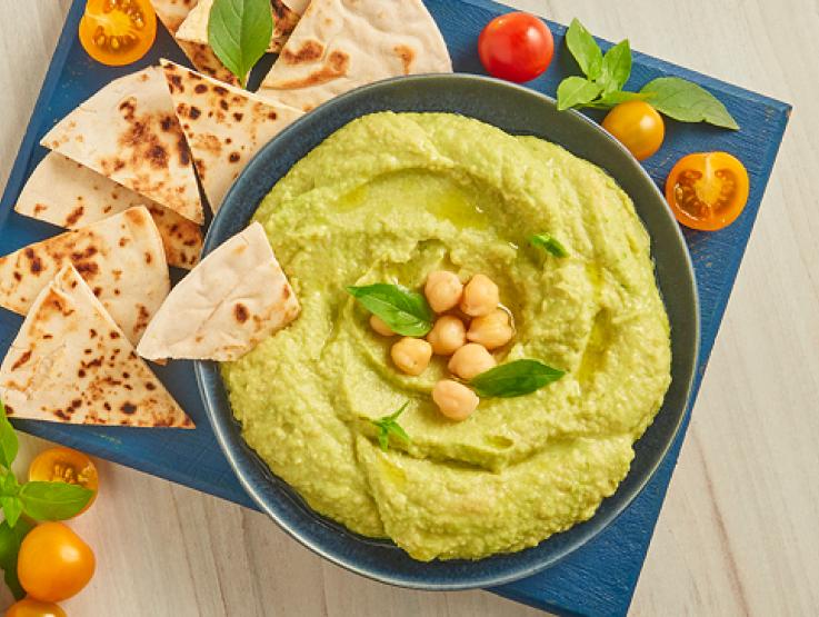 Taza de puré de garbanzo elaborado con NATURE'S HEART® acompañado de tortillas, tomates y hojas