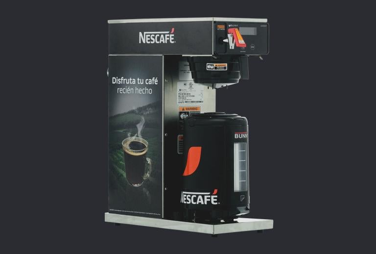 Vista lateral de máquina NESCAFÉ® Axiom