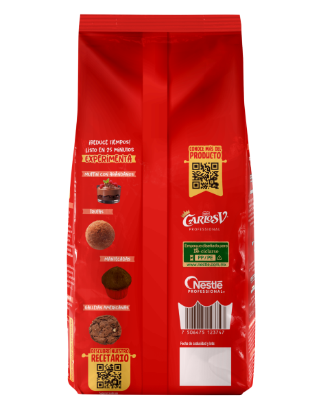 Reverso de bolsa roja de harina para brownies Carlos V con sugerencias de recetas y código QR.