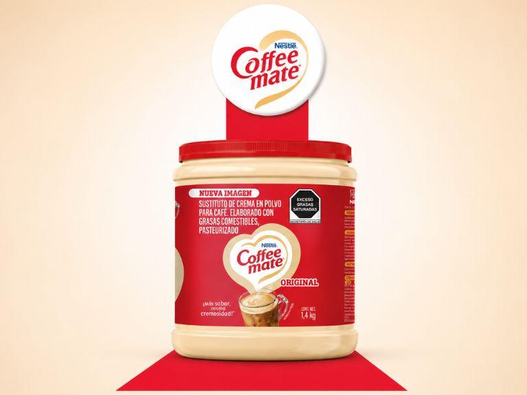 Bote de sustituto de crema en polvo para café COFFEE MATE® con cinta roja y el logo de la marca