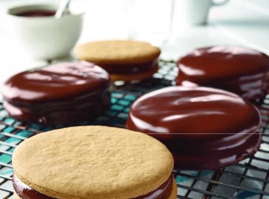 Alfajores argentinos rellenos de Dulce de Leche La Lechera y tres bañados de chocolate