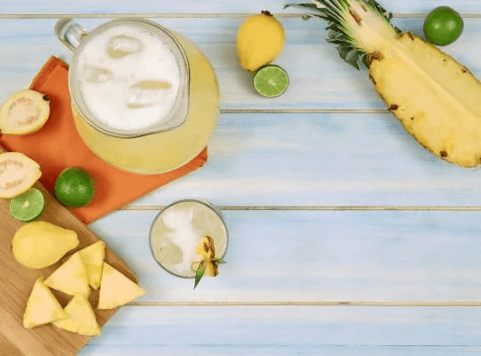 Agua de guayaba y piña