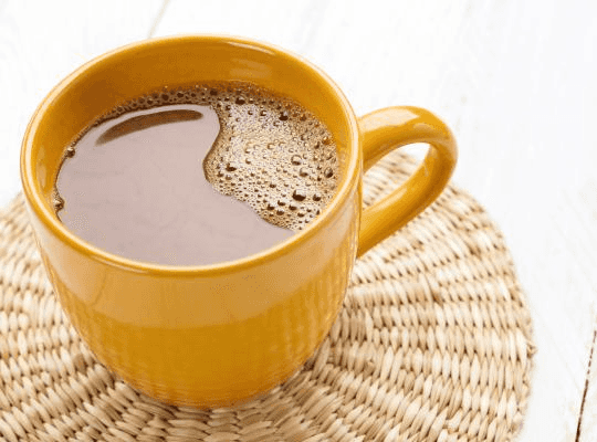 Chocolate caliente en taza amarilla