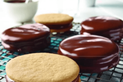 Alfajores argentinos rellenos de Dulce de Leche La Lechera y tres bañados de chocolate