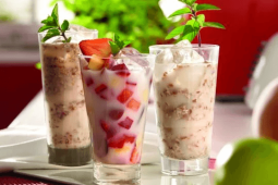 Tres vasos con agua de nuez y frutas