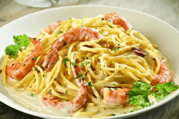 Spaghetti con camarones en salsa de queso