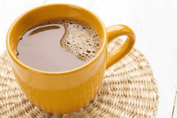 Chocolate caliente en taza amarilla